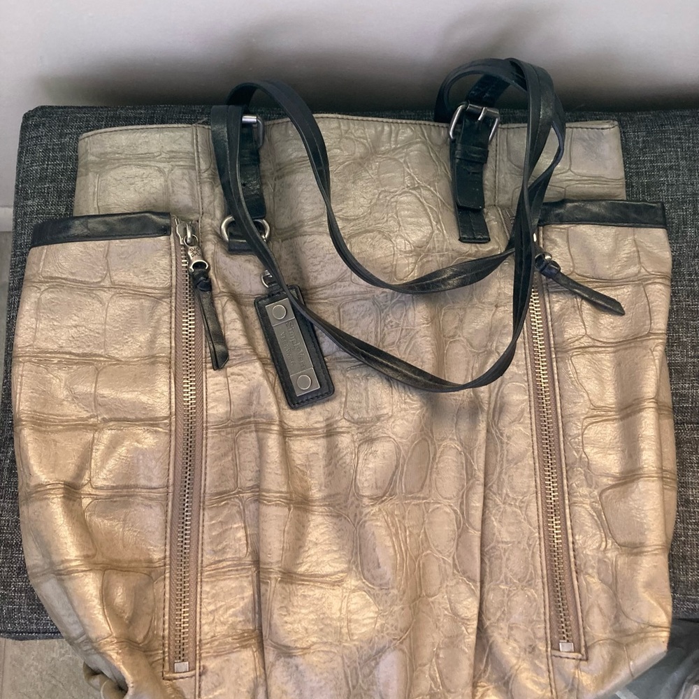 VeraWang tote/deep expandable side pockets 16-1/2”Lx 18-1/2”W 5” gusset